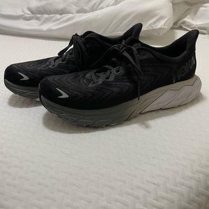 Women’s Arahi 6 Hoka Sneakers